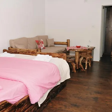 Etno Selo Trska بيت ضيافة Zagubica